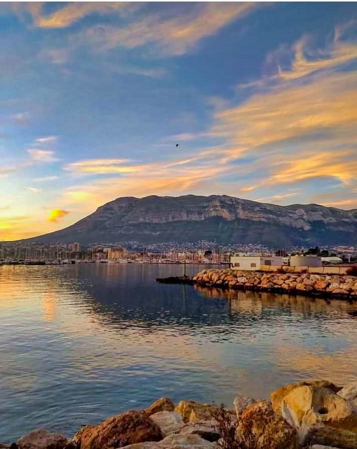 Küste von Dénia mit Berg Montgó