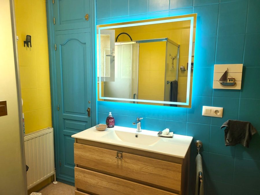 Badezimmer mit beleuchtetem Spiegel