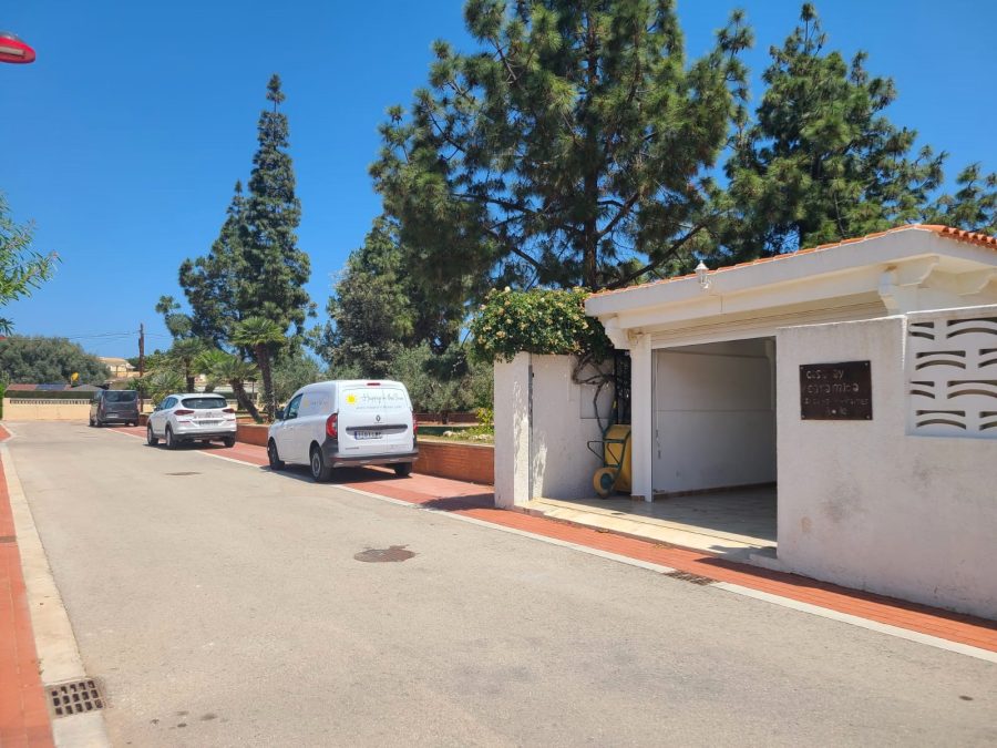 Offenes Schiebetor mit Garage Grundstückseinfahrt viele sichere Parkmöglichkeiten