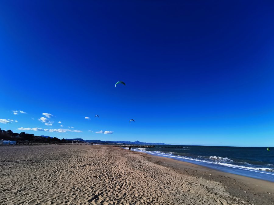 Kitesurfer am nahegelegenen Sandstrand