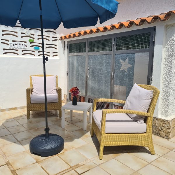 Lounge-Ecke unter der Markise