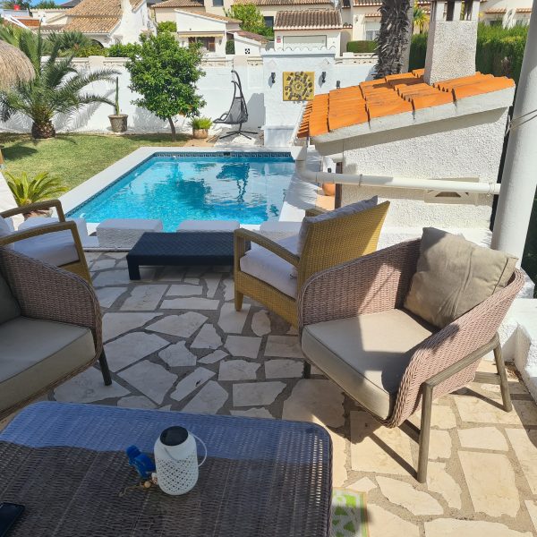 Pool mit Loungesesseln auf der Terrasse