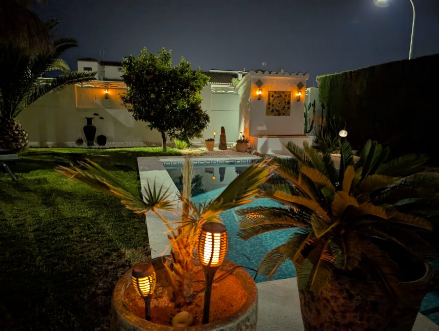 Pool bei Nacht beleuchtet