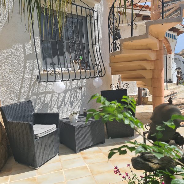 Terrasse mit Sitzgruppe und Sonnenschirm